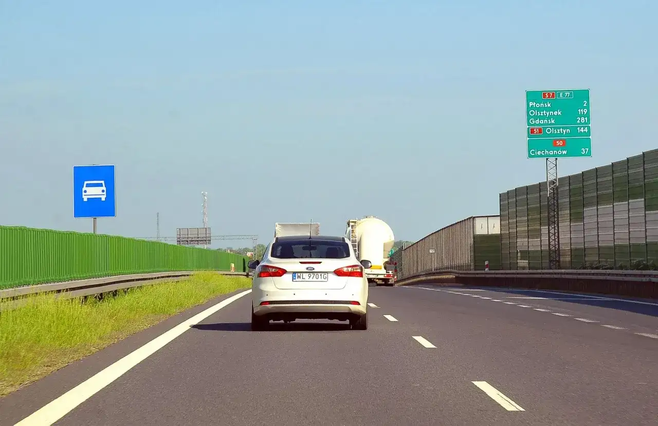 Ile mogę jechać na autostradzie? Ograniczenia prędkości w Polsce
