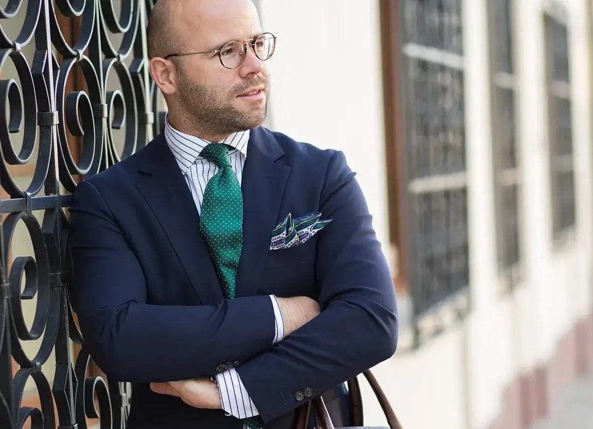 Granat czy zieleń? Jaki kolor garnituru na wesele wybrać?