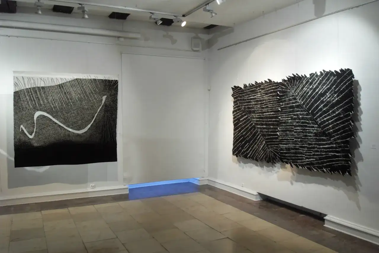 Kto tworzy tkaniny ścienne? Od rzemiosła po luksus przewodnik