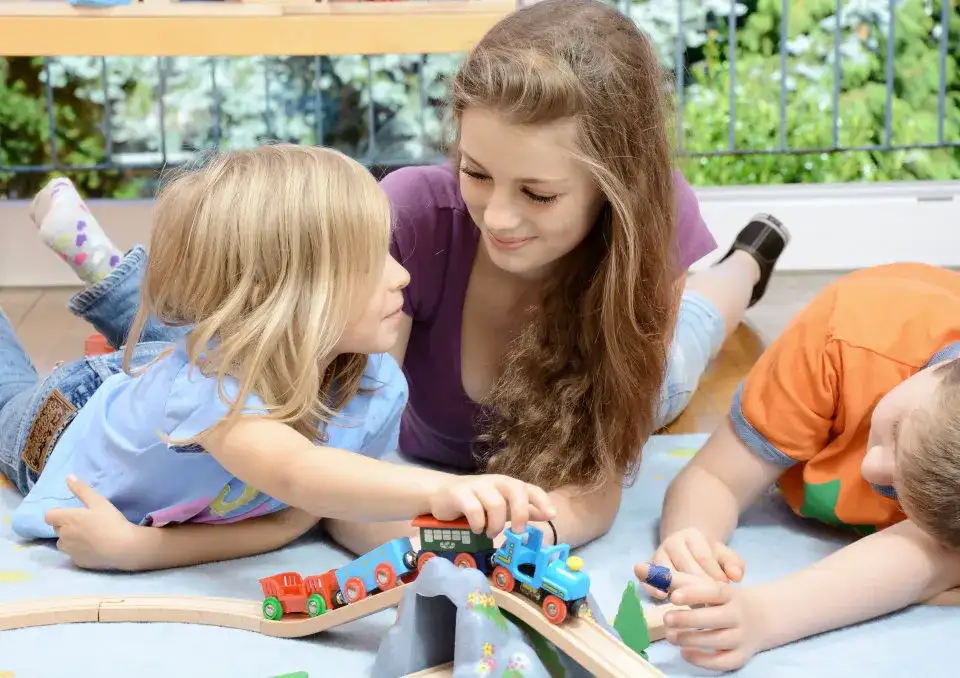 Opiekunka dziecięca gdzie może pracować – najlepsze miejsca zatrudnienia