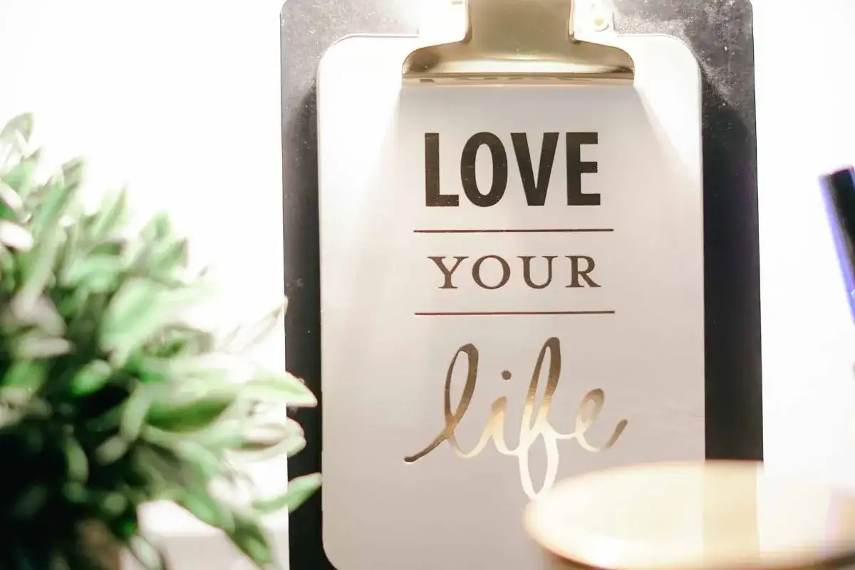 Dla dziewczyn, które czuły zbyt wiele: cytaty na tablicy motywacyjnej "Love Your Life" przypominają o docenianiu każdej chwili.