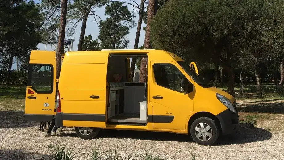 Bus na kampera: Jak wybrać idealną bazę? Uniknij błędów!