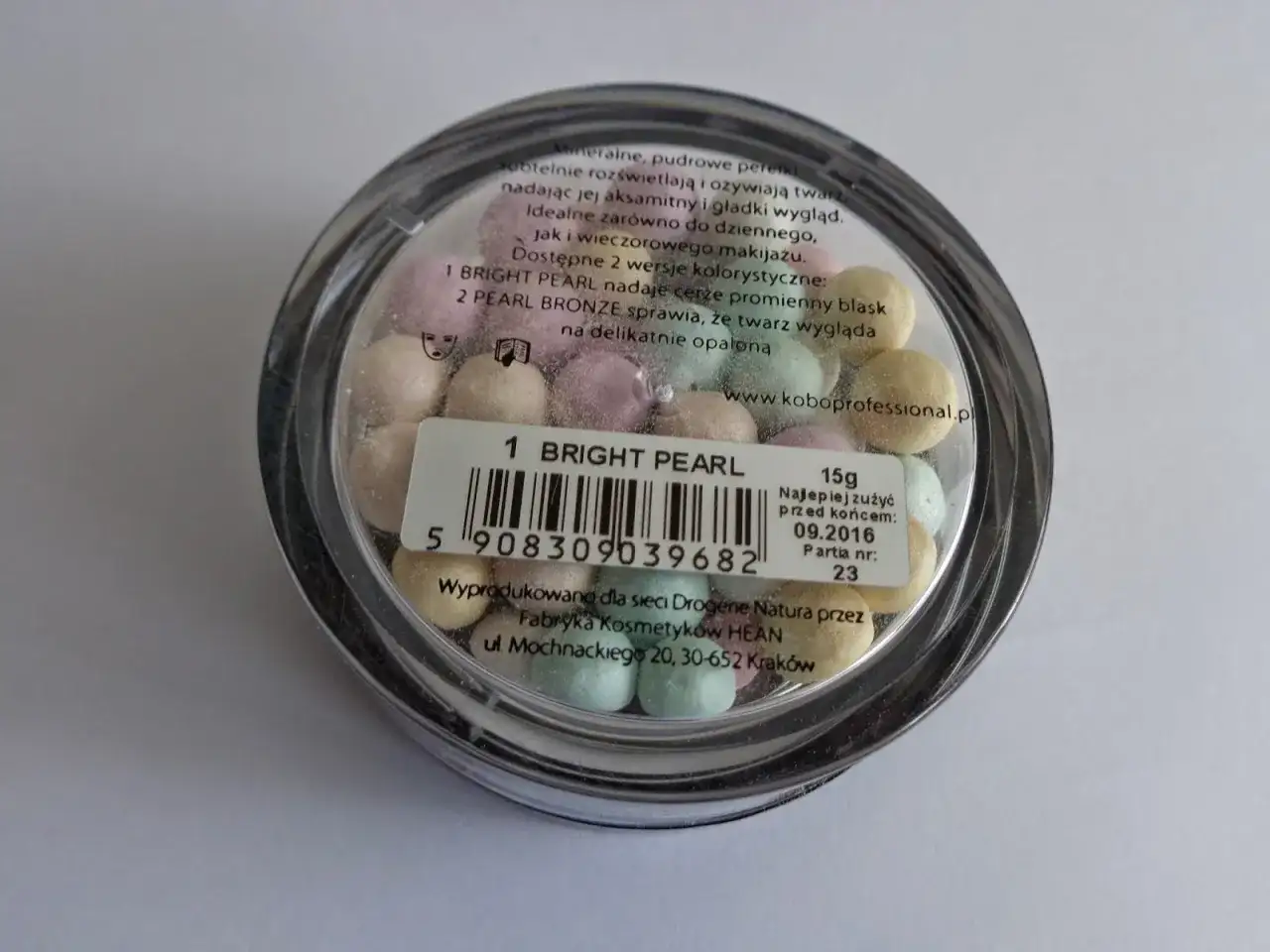 Perełki rozświetlające do twarzy - jak uzyskać promienny wygląd?