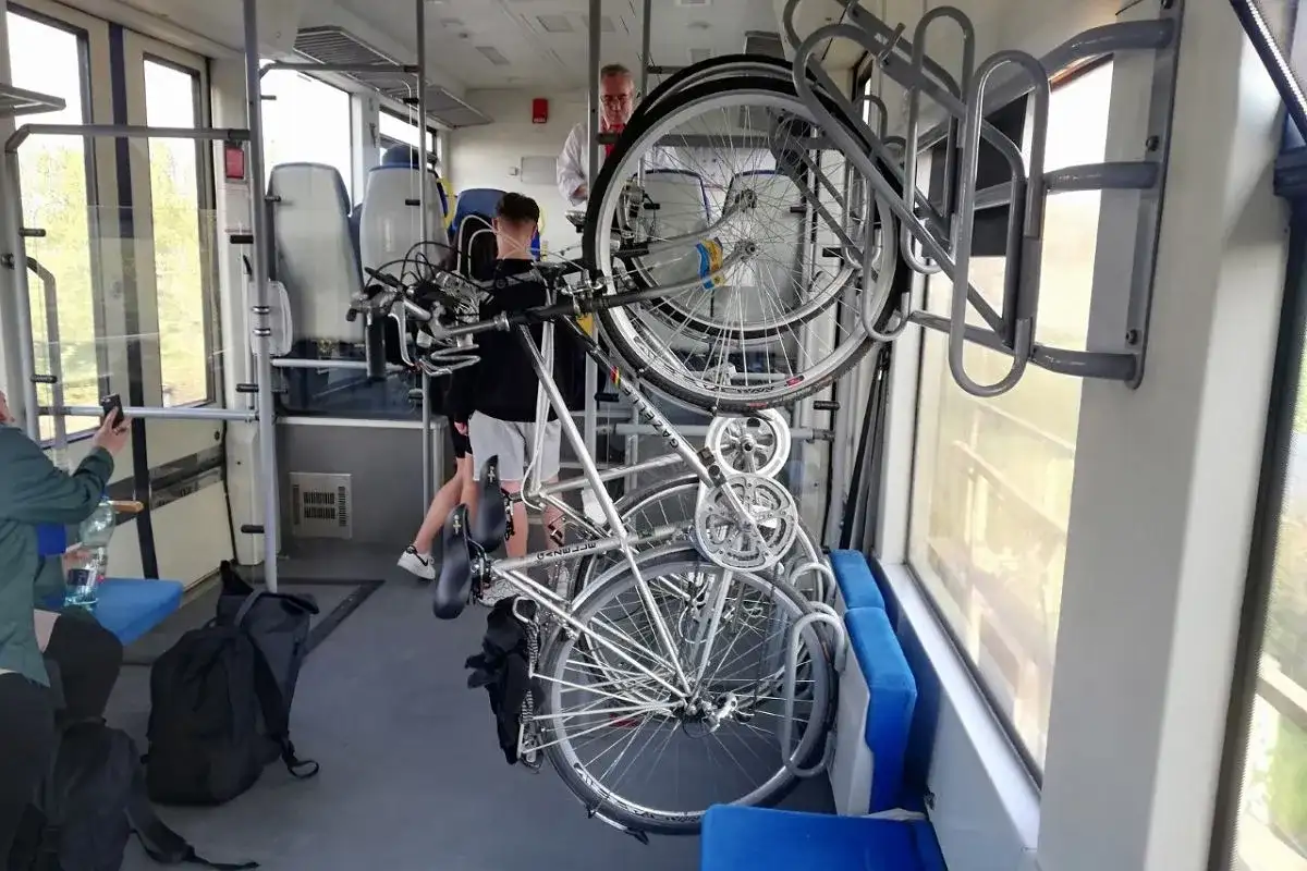 Wagon PKP z miejscami na rowery. Zastanawiasz się, ile kosztuje bilet na rower PKP? Warto sprawdzić przed podróżą.
