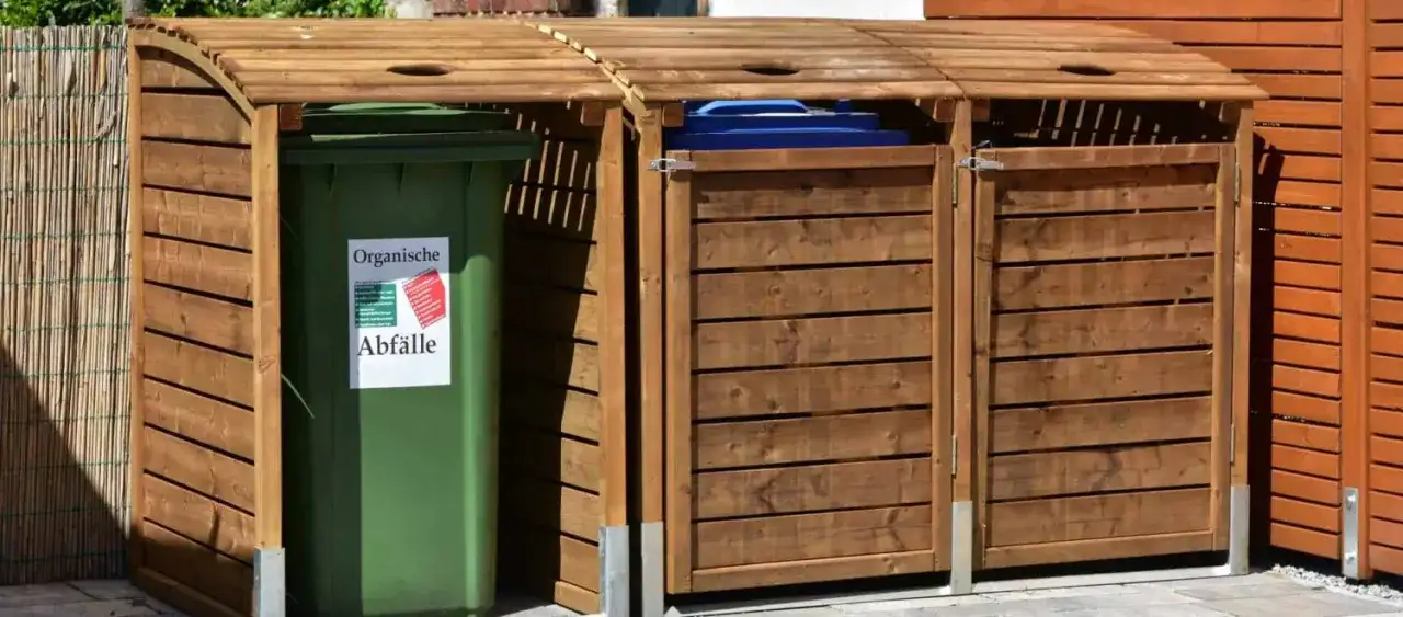 Estetyczne ukrycie śmietnika: Pomysły, koszty i prawo budowlane