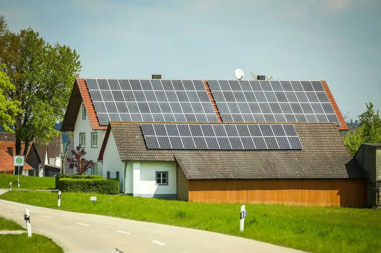 Fotowoltaika pod lupą: Czy zielona energia ma ciemne strony?