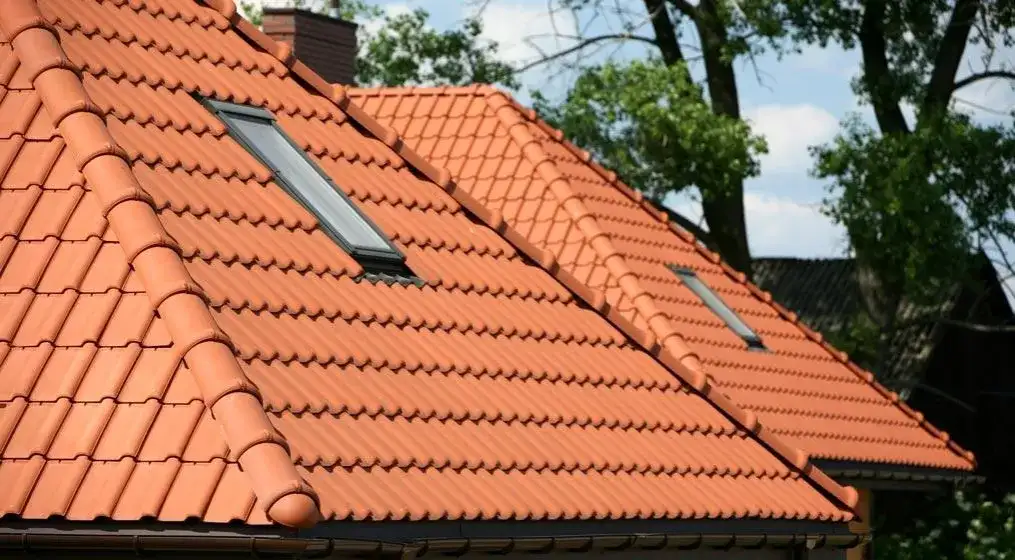 Jaka farba do dachówki ceramicznej? Wybierz najlepsze rozwiązania dla swojego dachu
