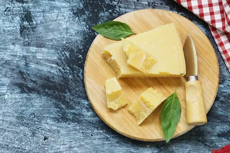 Parmigiano-Reggiano: Jak powstaje Król Serów? Przewodnik DOP