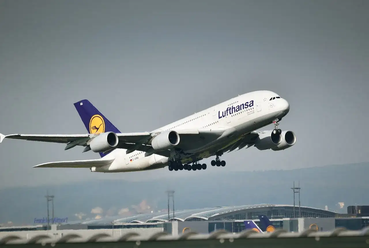 Lufthansa A380 startuje. Zastanawiasz się, ile można przewieźć alkoholu w samolocie?