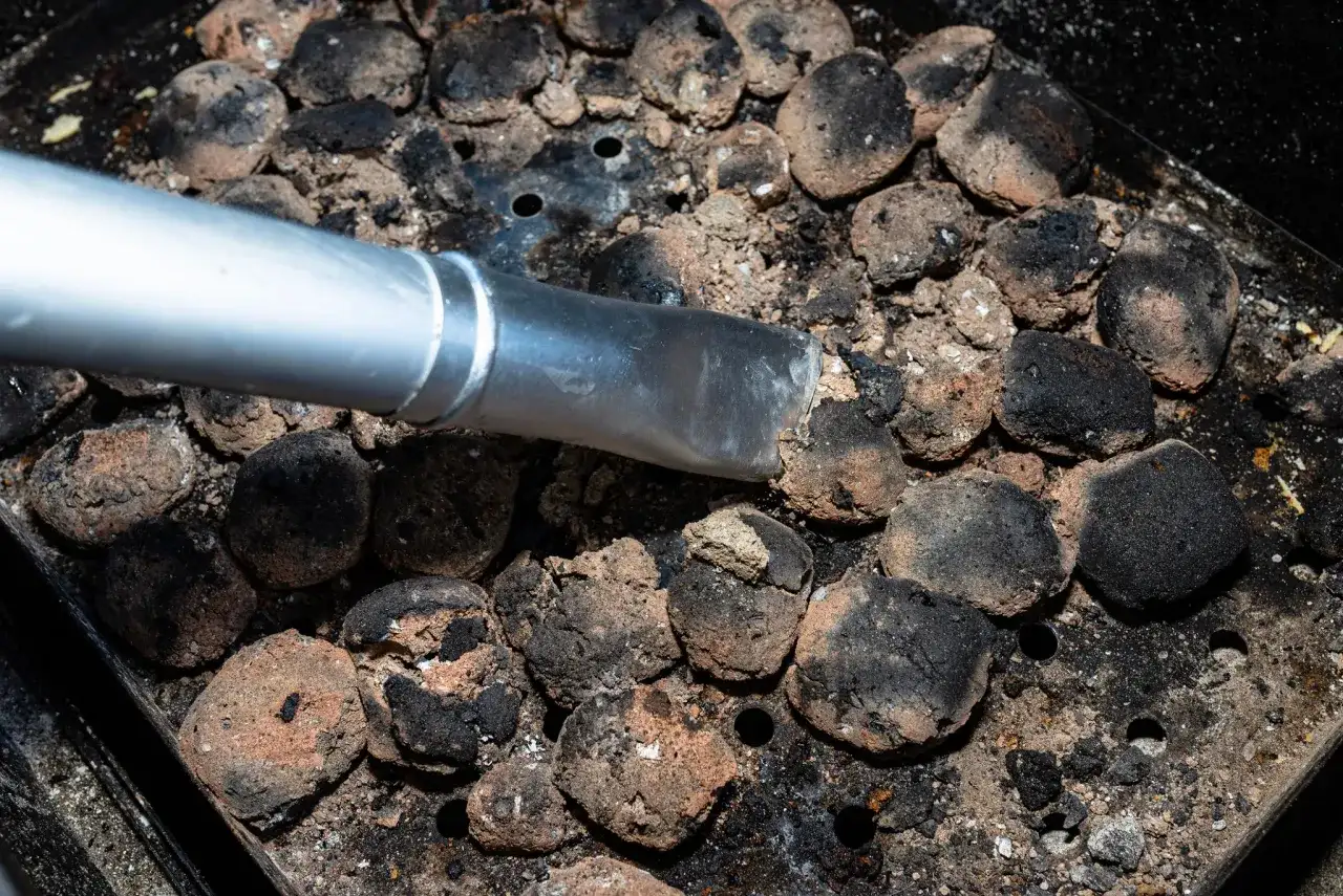 Gdzie wyrzucić popiół z grilla, aby uniknąć zagrożenia pożarowego?