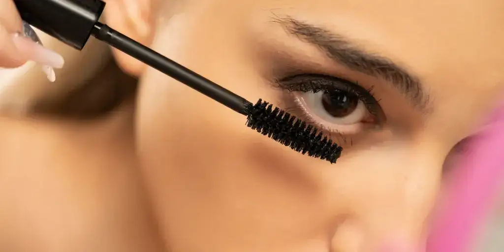 Delikatny makijaż krok po kroku: Odkryj naturalne piękno bez maski