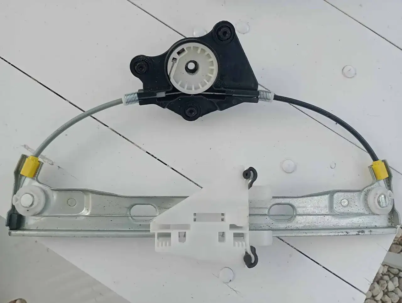 Szyba nie działa? Napraw mechanizm podnoszenia szyby! Koszty, porady