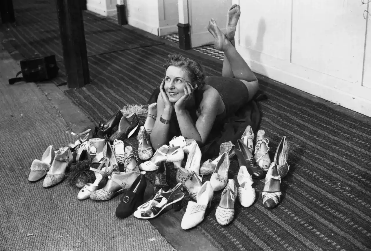 Sennik przymierzać buty - kozaki, przeprowadzka - znaczenie snu