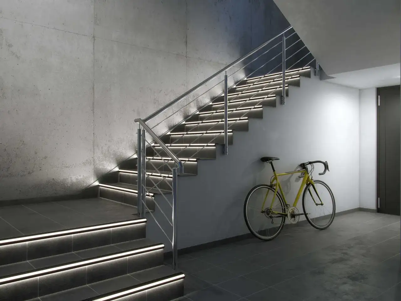Jakie oświetlenie na klatkę schodową zapewni bezpieczeństwo i styl?