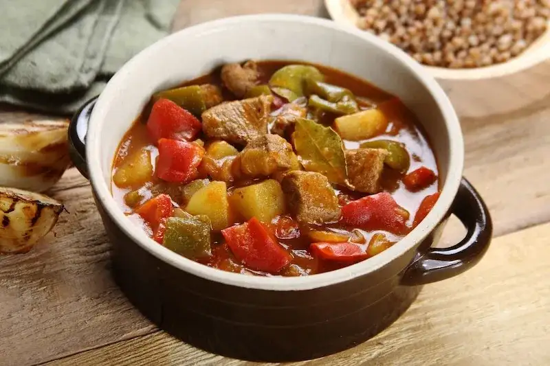 Jak przygotować idealny gulasz z wołowiny - sprawdzone przepisy i porady