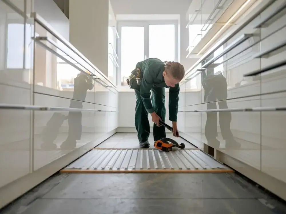 Cokół kuchenny: Montaż krok po kroku. Uniknij błędów!