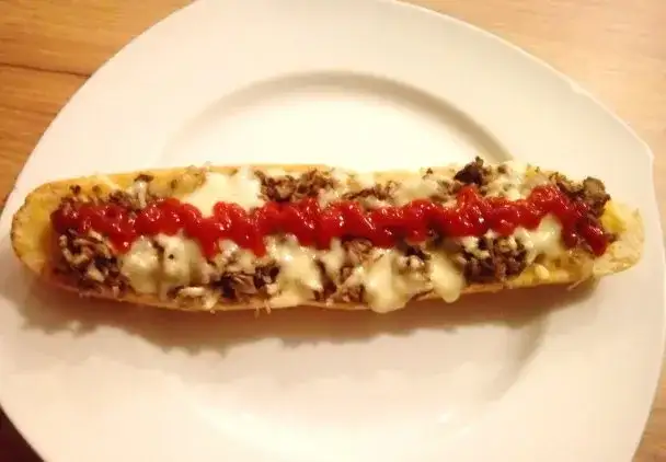 Prosta zapiekanka na bułce z pieczarkami, która zachwyci smakiem