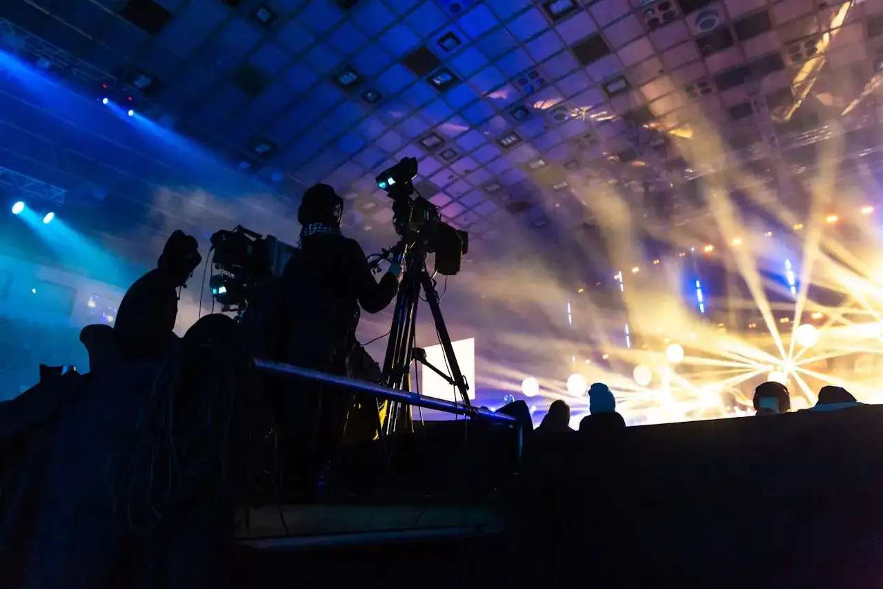 Operatorzy kamer w akcji. Niesamowita fotografia koncertowa zza kulis, gdzie światła sceny tworzą magiczną atmosferę.