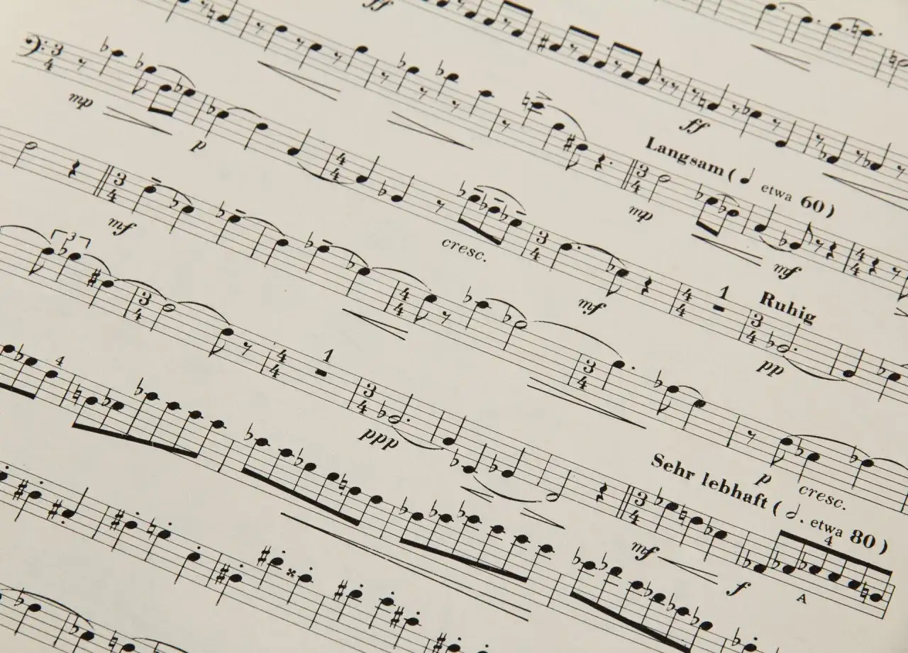 Partytura muzyczna z oznaczeniami tempa, np. "Langsam (etwa 60)" i "Sehr lebhaft (etwa 80)", sugerującymi tempo umiarkowane w muzyce.