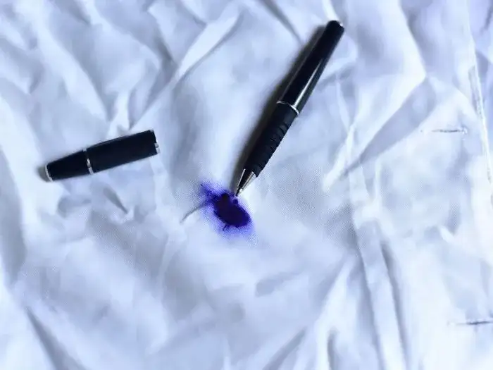 Jak zmyć długopis z bluzki? Skuteczne sposoby na każdą plamę!