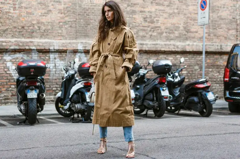 Beżowy trencz stylizacje: Jak nosić klasyk? Modne pomysły.