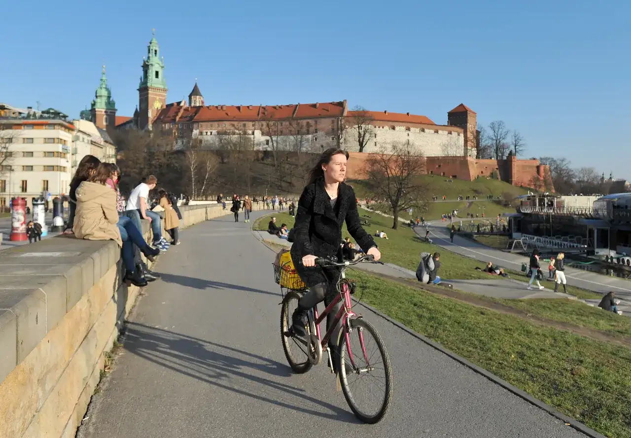 Najlepsze trasy rowerowe do Tyńca z Krakowa - uniknij tłumów i ciesz się widokami