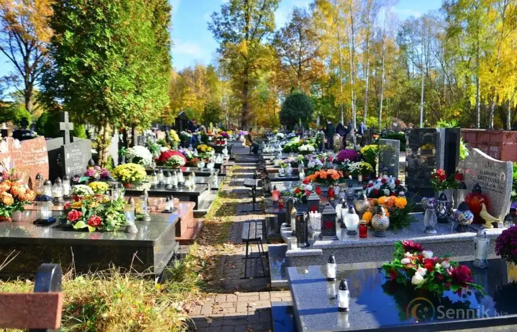 Wykopany dół na cmentarzu w snach: znaczenie i ukryte przesłanie