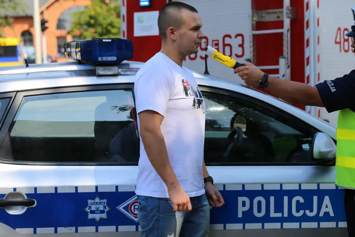 Kiedy policja może badać alkomatem - poznaj swoje prawa jako kierowca