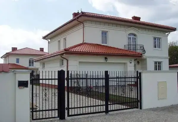 Czerwony dach i białe okna – jaki kolor elewacji wydobywa urok domu?