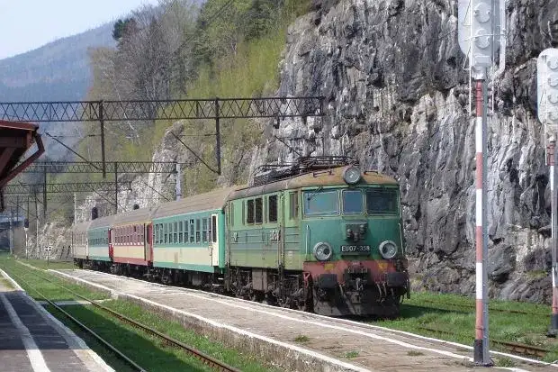 Najlepsze trasy kolejowe i praktyczne wskazówki na podróż pociągiem w góry