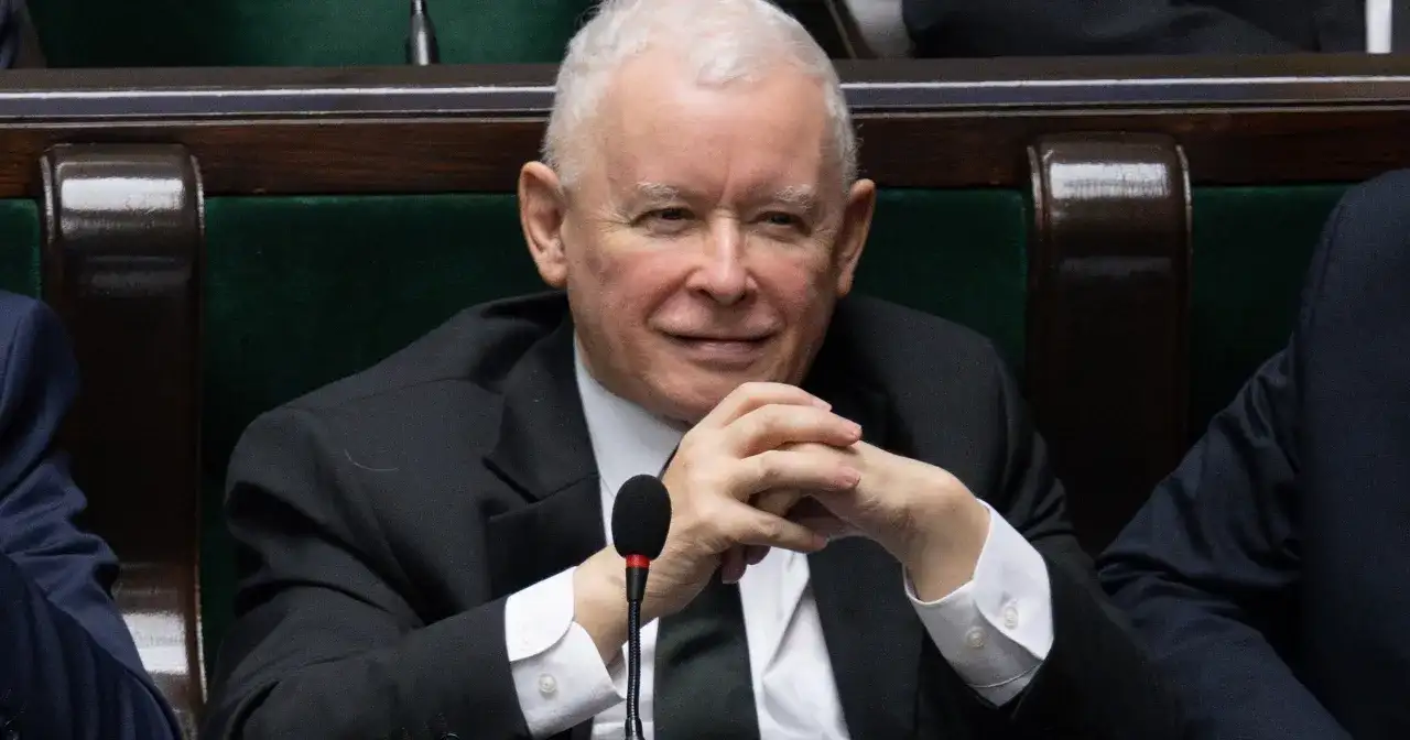 Jarosław Kaczyński, polityk, który często mówi o rodzinie i dzieciach, siedzi w ławach sejmowych.