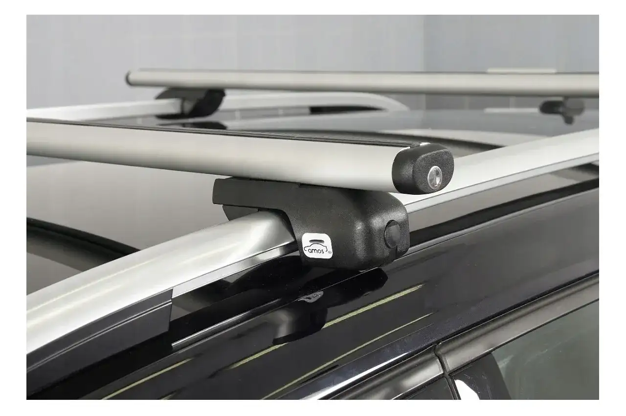 Montaż relingów dachowych AMOS na czarnym samochodzie. Solidne mocowanie bagażnika dachowego.