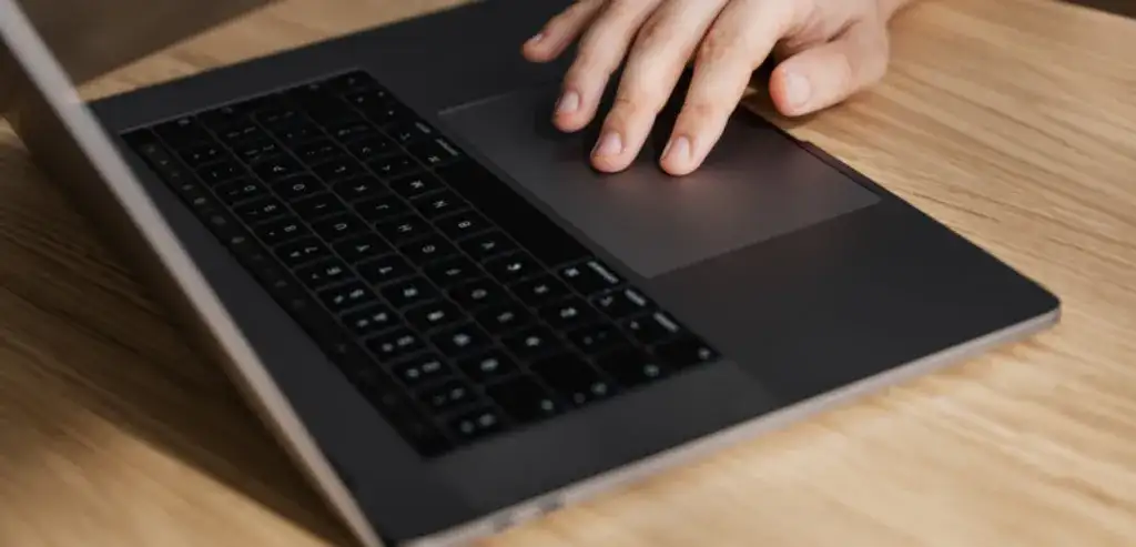 Jak znaleźć kursor w laptopie – proste sposoby na szybkie rozwiązanie problemu