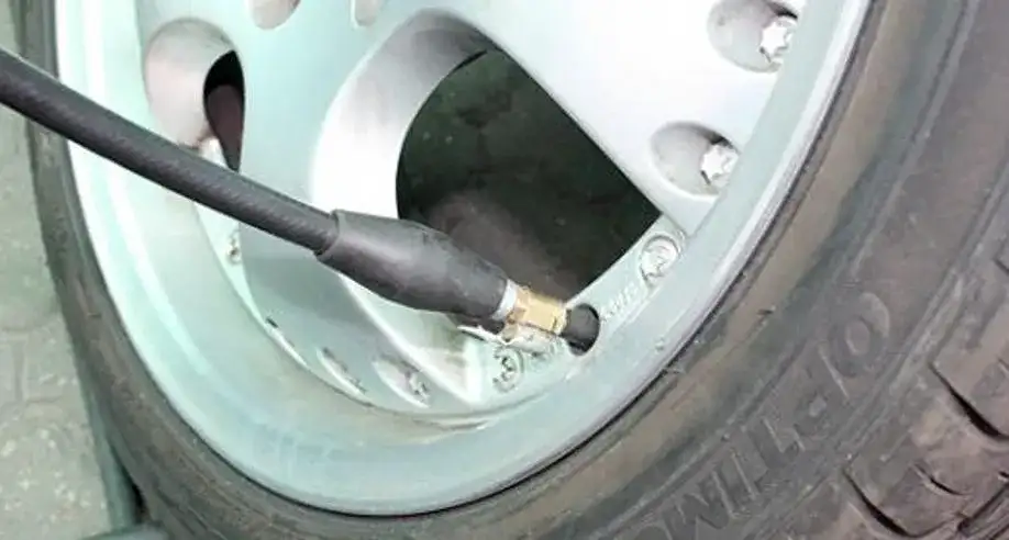 Ile pompować opony, aby uniknąć niebezpieczeństwa na drodze?