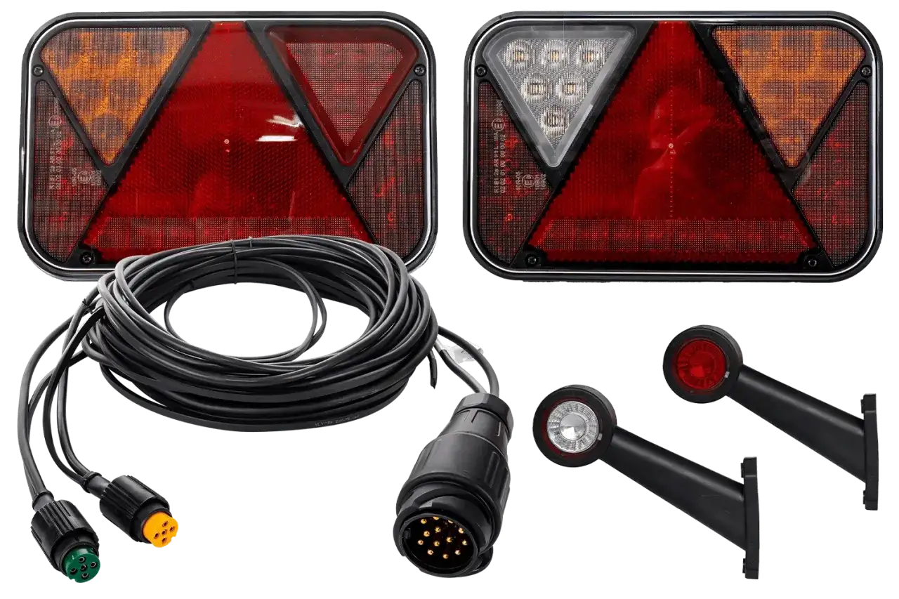 Zestaw lamp LED zintegrowanych do przyczepy: lampy tylne, kable, wtyczki i obrysówki.