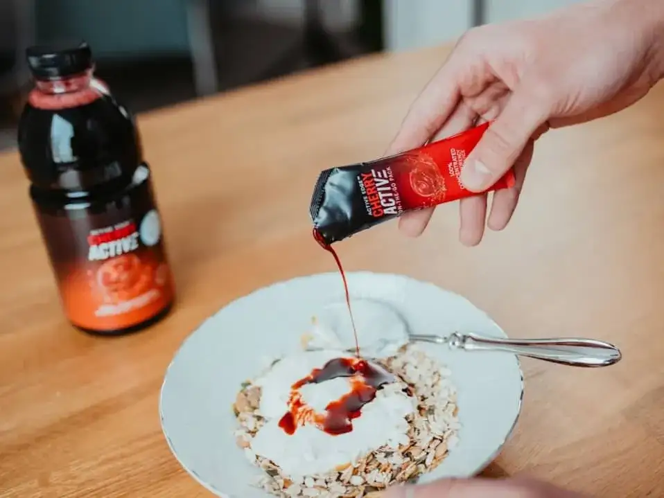 Sok z wiśni: na co naprawdę pomaga? Sen, stawy, regeneracja.