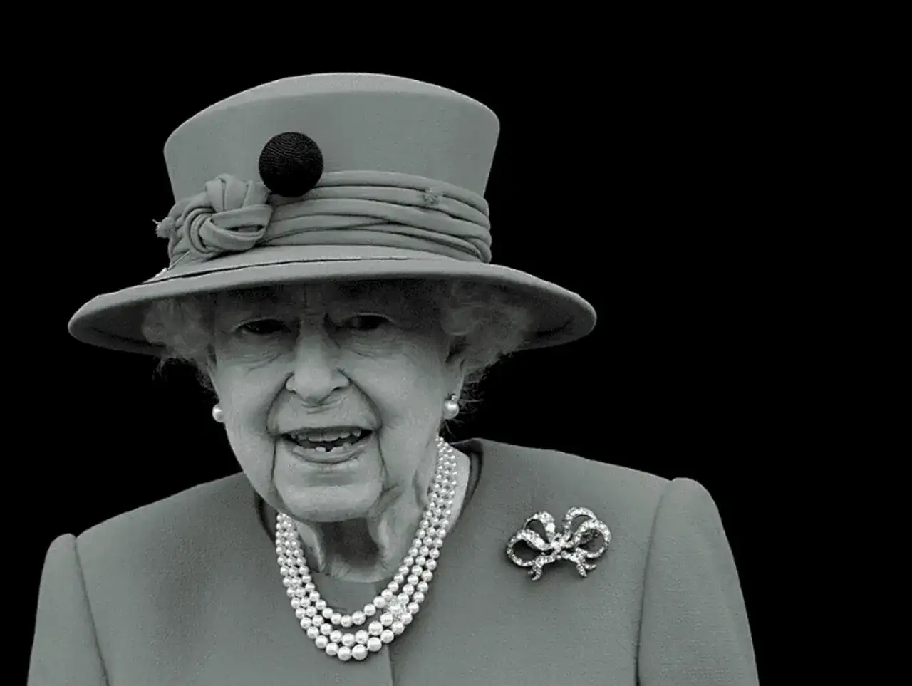 Królowa Elżbieta II w kapeluszu i perłach, symbol długiego panowania. Ile lat panowała Elżbieta II? 70 lat.