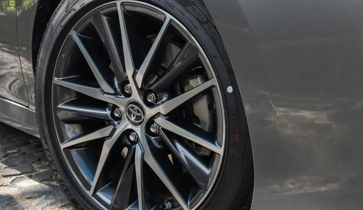 Co oznacza czerwona kropka na oponie i dlaczego jest ważna?