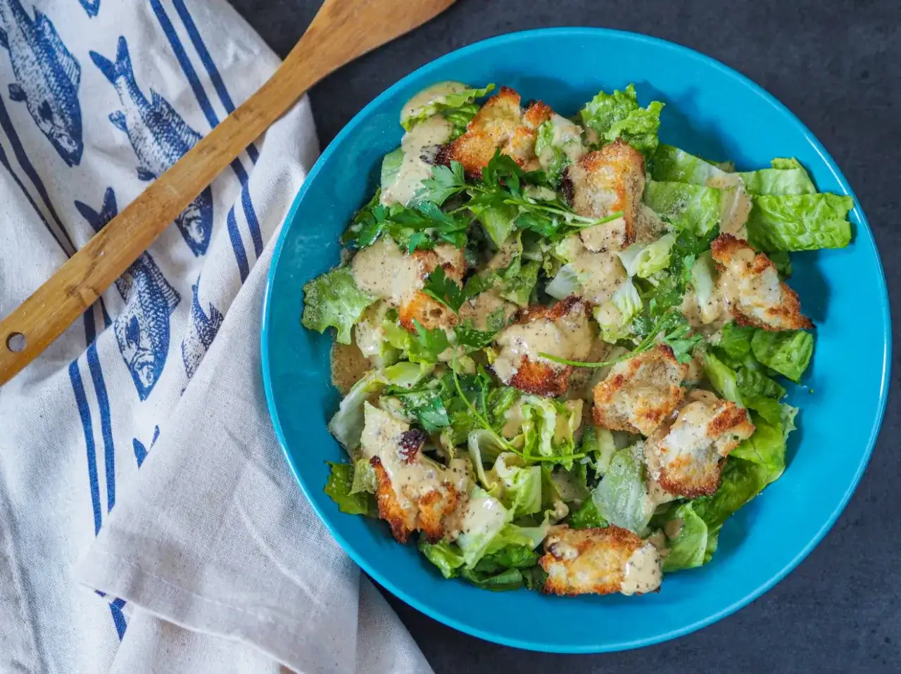 Sałatka cezar bez kurczaka z chrupiącymi grzankami i kremowym sosem.