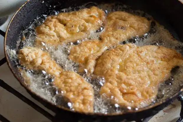 Ile smażyć kotlety drobiowe, aby były chrupiące i soczyste?