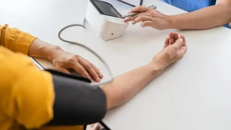 Niskie ciśnienie objawy – jak je rozpoznać i kiedy szukać pomocy?