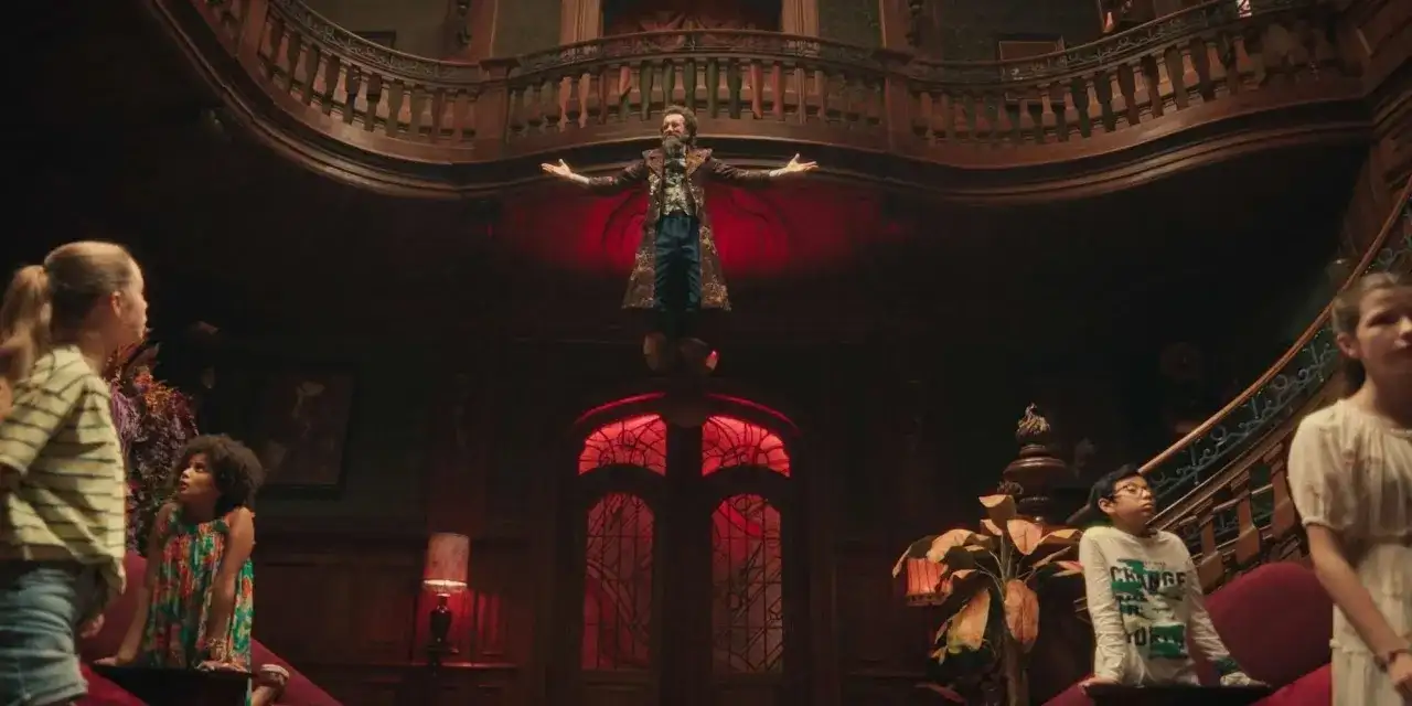 Pan Kleks unosi się w powietrzu, witając dzieci w Akademii. Recenzje filmu podkreślają magię tej sceny.