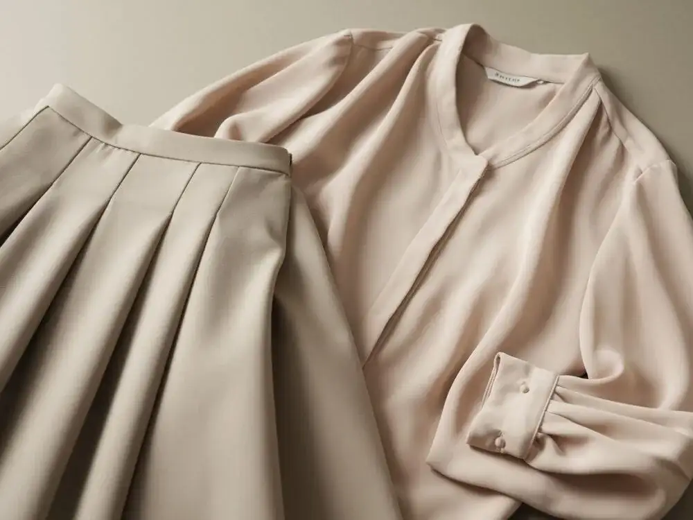 Jak dobrać idealną bluzkę do beżowej spódnicy? Modne porady i inspiracje