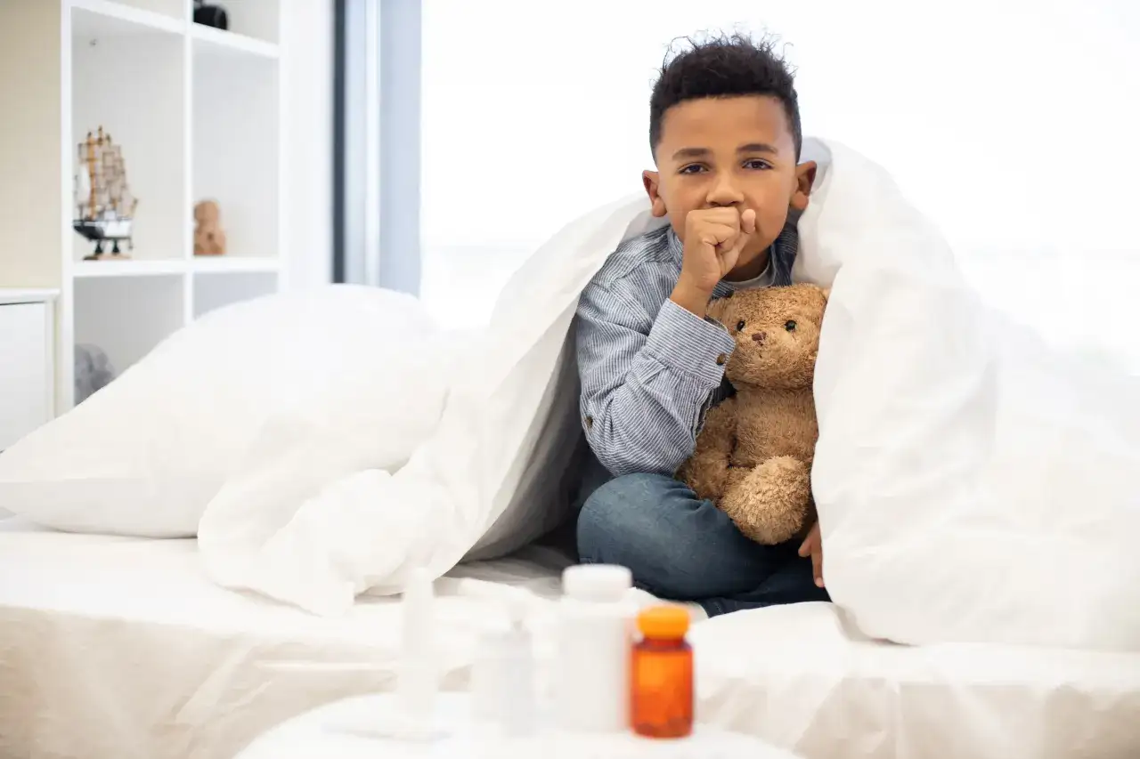 Męczący kaszel w nocy nie daje dziecku spać? Sprawdzone sposoby na ulgę i spokojną noc.