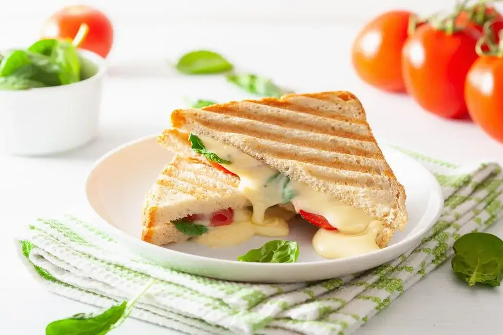 Ile kcal ma bułka z serem? Sprawdź kaloryczność różnych rodzajów