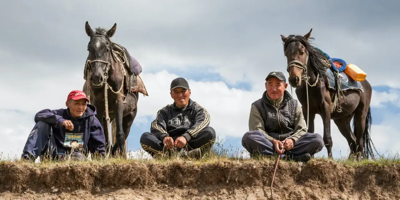 Mongolskie siodło co to? Odkryj jego fascynującą historię i zastosowanie