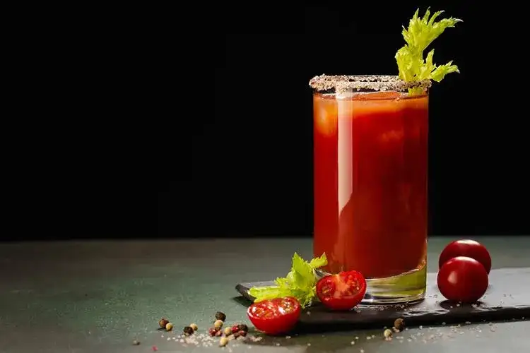 Pyszny drink z sokiem pomidorowym: przepis na Krwawą Mary i wariacje