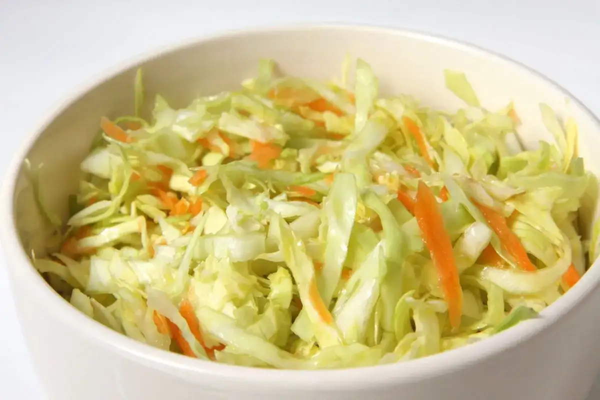 Sałatka z kapusty jak u Chińczyka – prosty przepis na autentyczny smak azjatycki