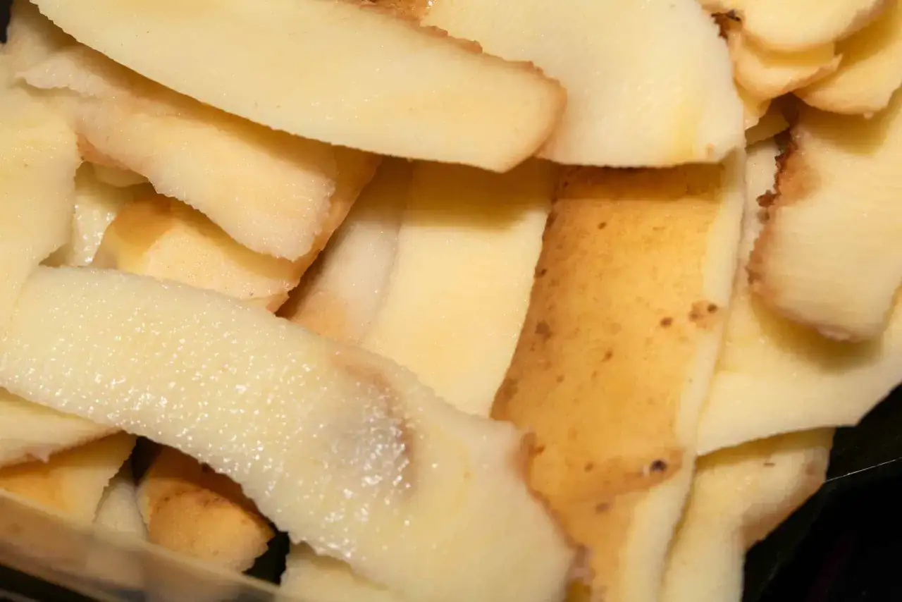 Stos obierków od ziemniaków. Czy obierki od ziemniaków czyszczą komin? Nie, ale mogą być użyte do innych celów.