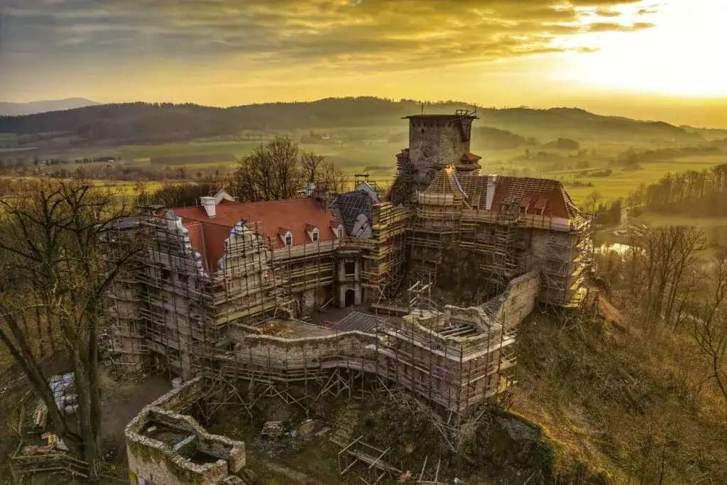 Zamek Niesytno w Płoninie - historia, tajemnice i aktualny stan